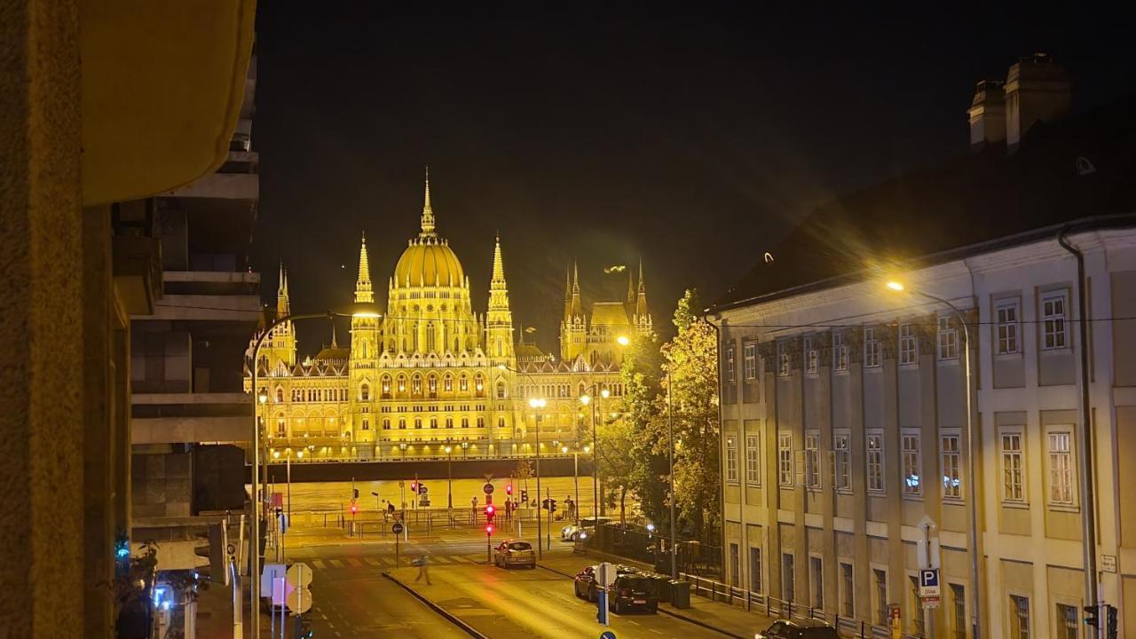 Parliament View Apartment Budapest Esterno foto