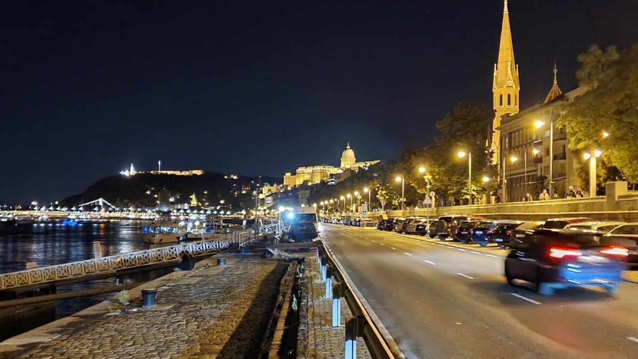 Parliament View Apartment Budapest Esterno foto