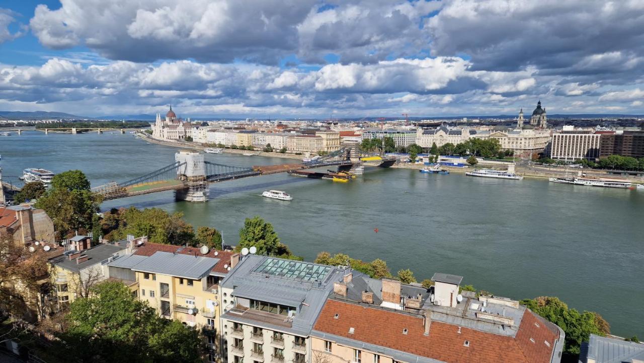 Parliament View Apartment Budapest Esterno foto