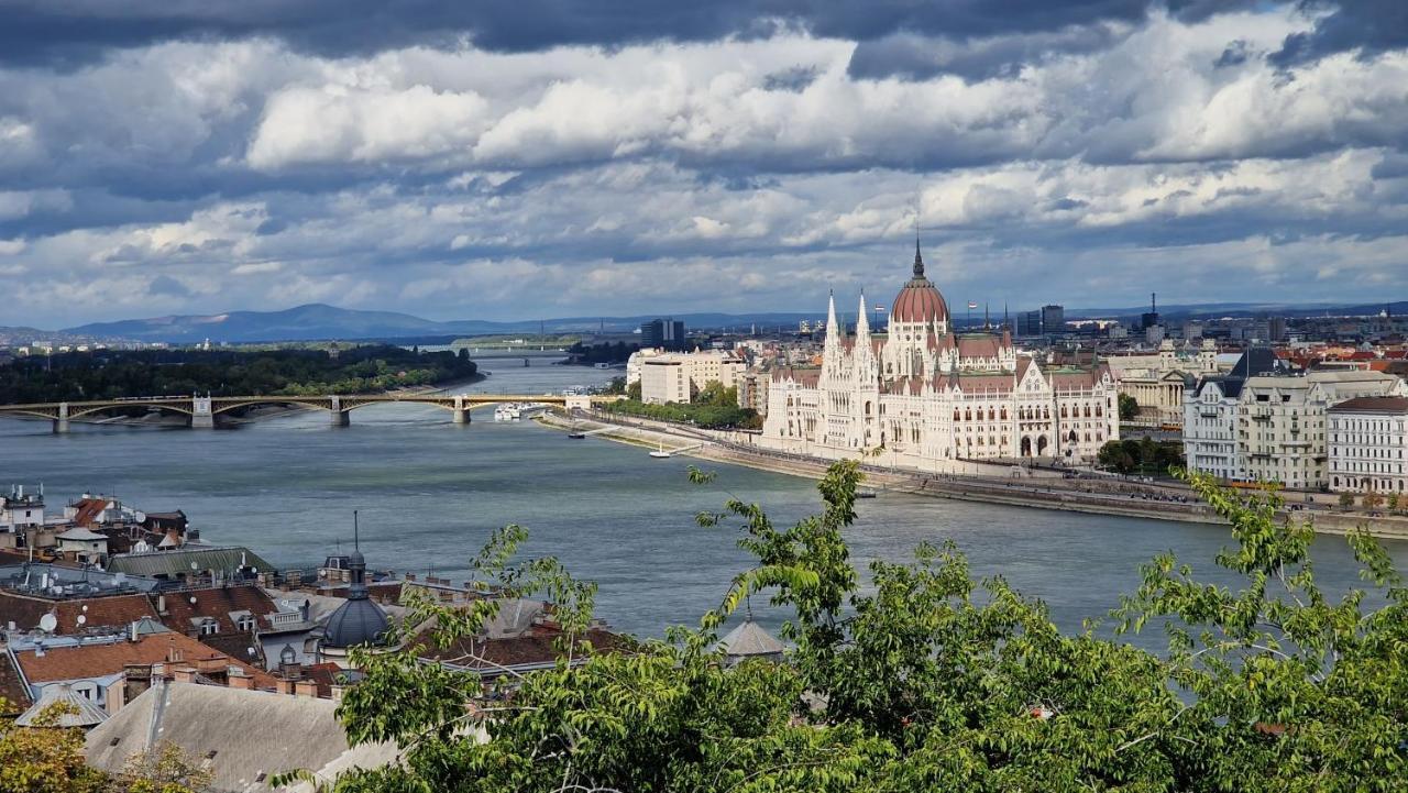 Parliament View Apartment Budapest Esterno foto